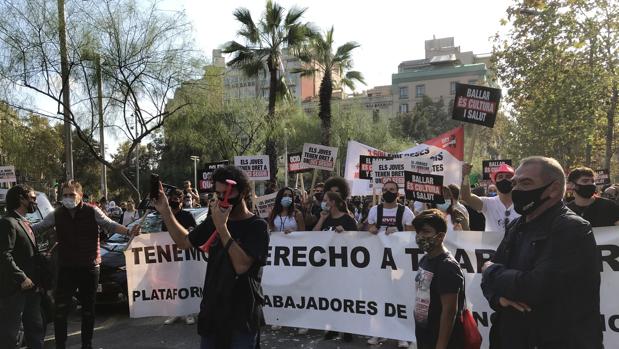 El ocio nocturno en Cataluña se harta y baila en la calle