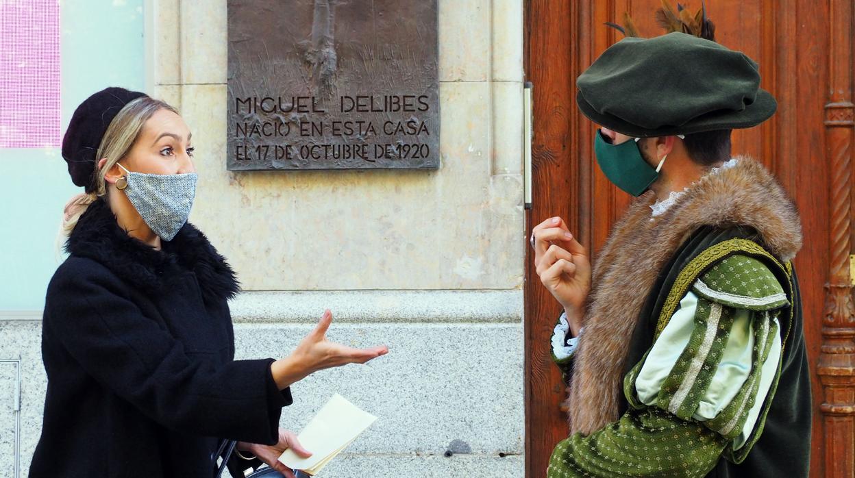 Representación en la ruta teatralizada «Nuestro vecino Miguel» en Valladolid