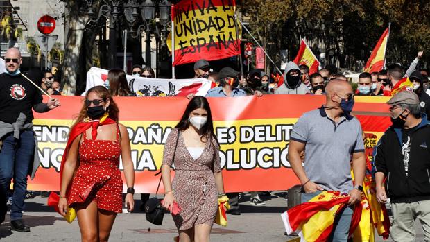 Vox y varios grupos identitarios reivindican a Colón en Barcelona