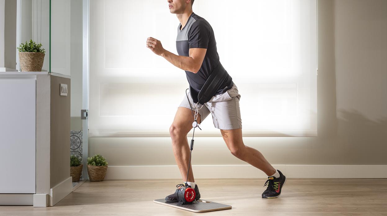 Un hombre utilizando el sistema de entrenamiento Handy Gym