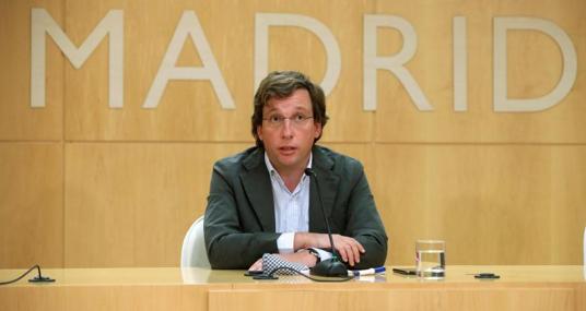 El alcalde de Madrid José Luis Martínez-Almeida durante una rueda de prensa en el Ayuntamiento