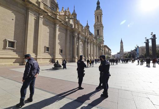 Agentes apostados en la Plaza del Pilar para controlar que no se produjeran aglomeraciones ni incidentes