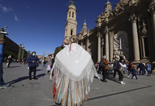 El traje regional tampoco faltó este 12 de octubre en la Plaza del Pilar