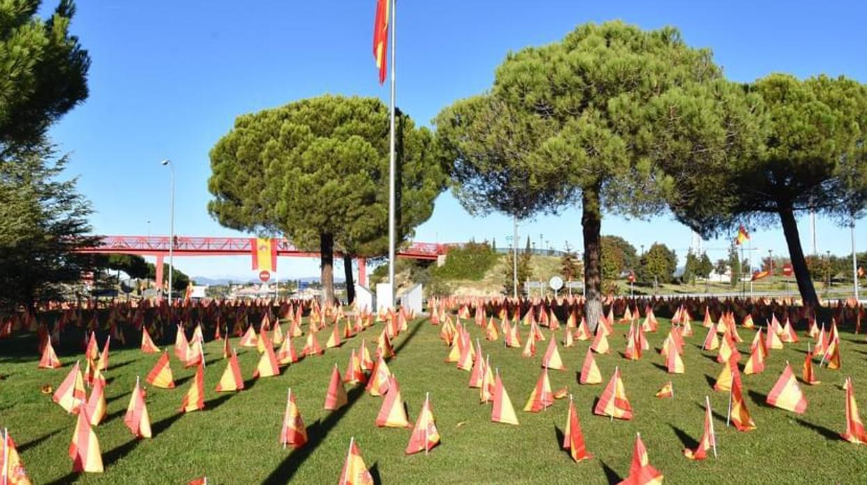 Cientos de banderas nacionales colocadas en el parque Virgen del Pilar