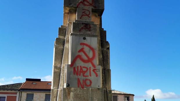 El monumento a los caídos de Sasamón (Burgos) amanece con pintadas contra Vox y el nazismo