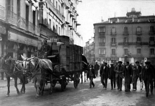 Un carro tirado por mulas en Madrid en 1920