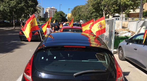 Cientos de coches se congregan en Valencia convocados por Vox para protestar contra la gestión del Gobierno