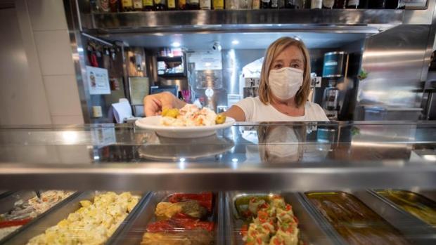 Cataluña cerrará bares y restaurantes hasta final de mes