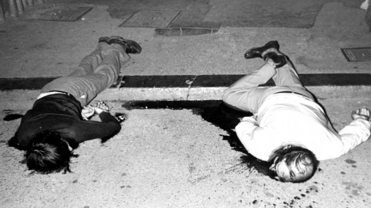 Pamplona, 01/05/1980. Los cuerpos de Jesús Vidaurre y José Oyaga, tras el atentado de ETA.