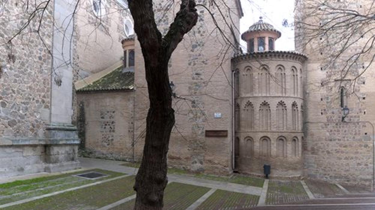 La plaza de Santo Domingo y, al fondo, la iglesia de Santa Leocadia