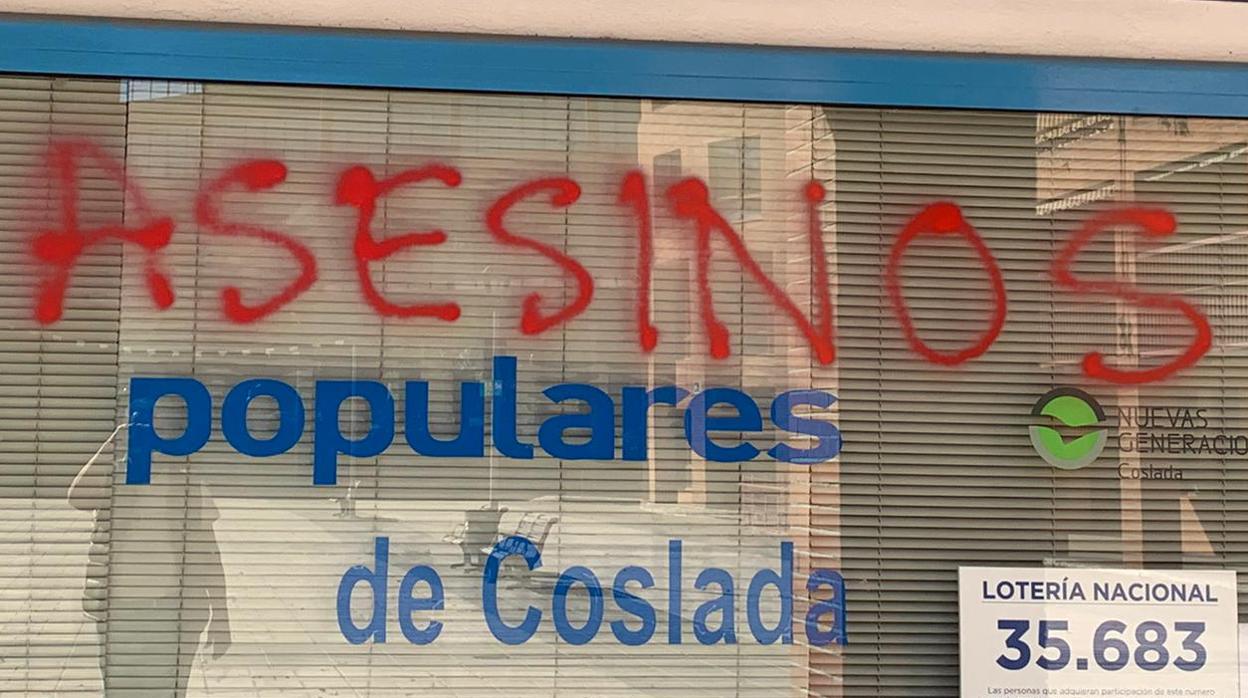 Pintada de «asesinos» en la fachada de la sede del PP en Coslada