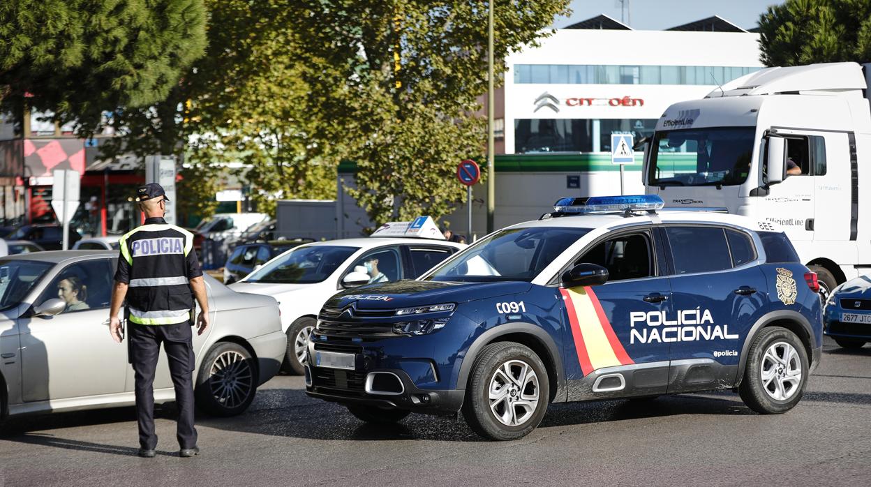 Control policial en la salida de un municipio confinado