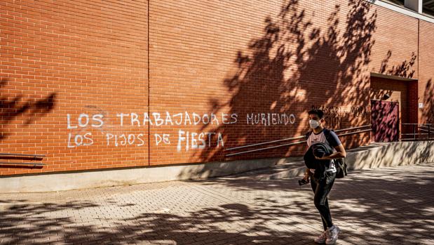 «Fuera pijos de la universidad»: pintadas contra los causantes de un brote de coronavirus en Valencia