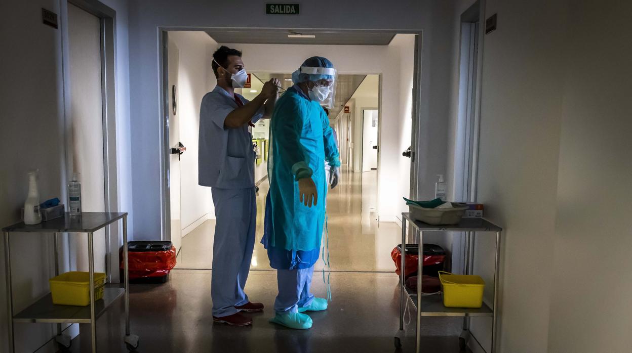 Imagen de archivo de sanitarios protegiéndose contra el coronavirus en un hospital