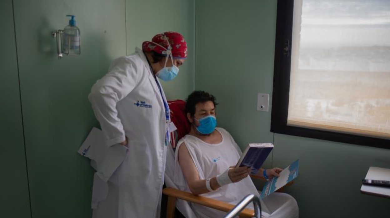 Un paciente del hospital recibe un regalo el pasado San Jordi