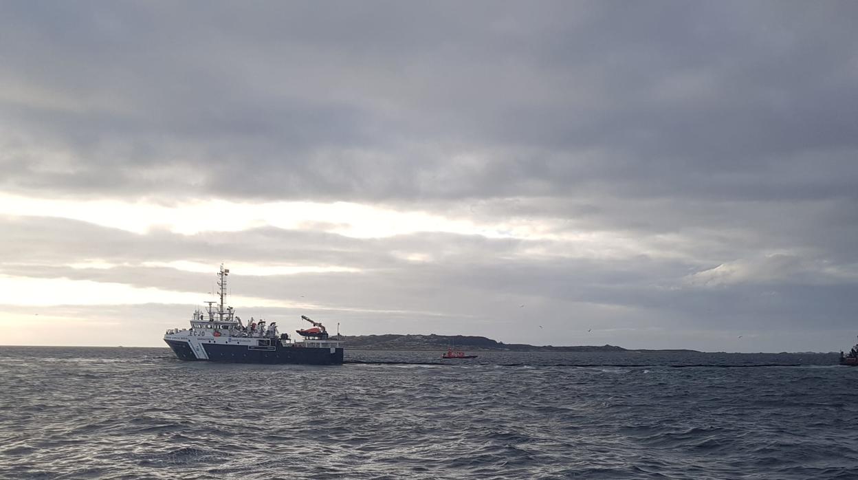 Operativo para controlar la mancha de fuel en la ría de Arousa