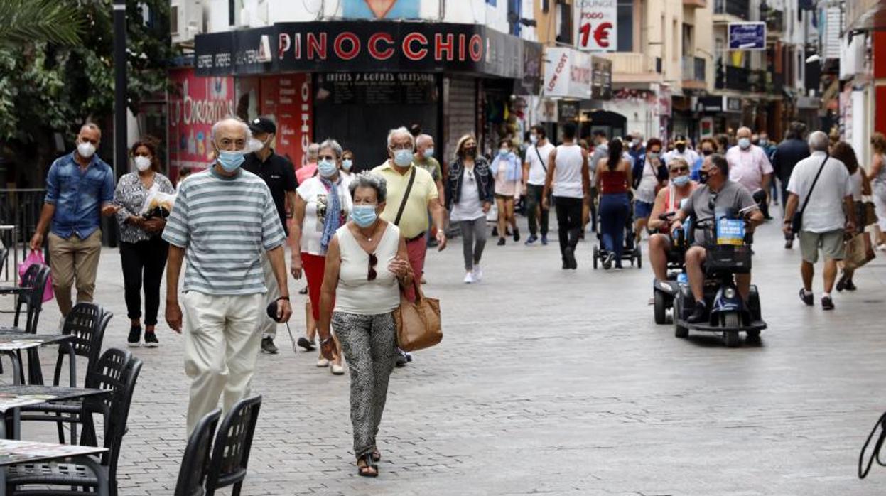 Turistas transitando por el centro de Benidorm hace unos días