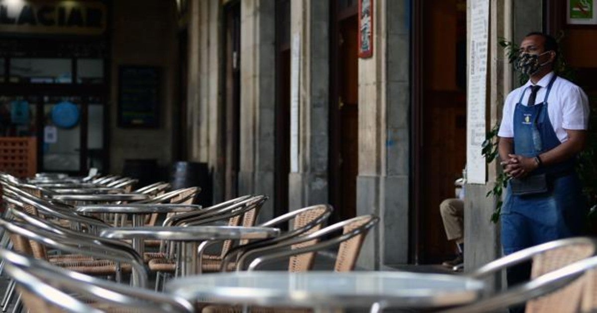 Un camarero en una terraza de Barcelona