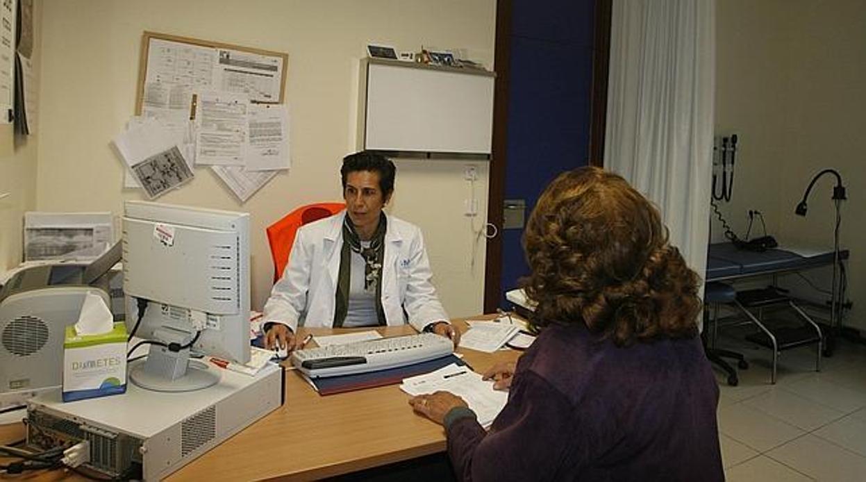 Un médico de familia en su consulta