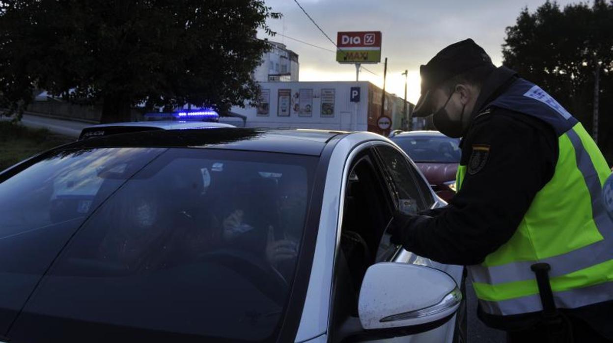 Agente de policía, durante el control perimetral de O Carballiño, este jueves