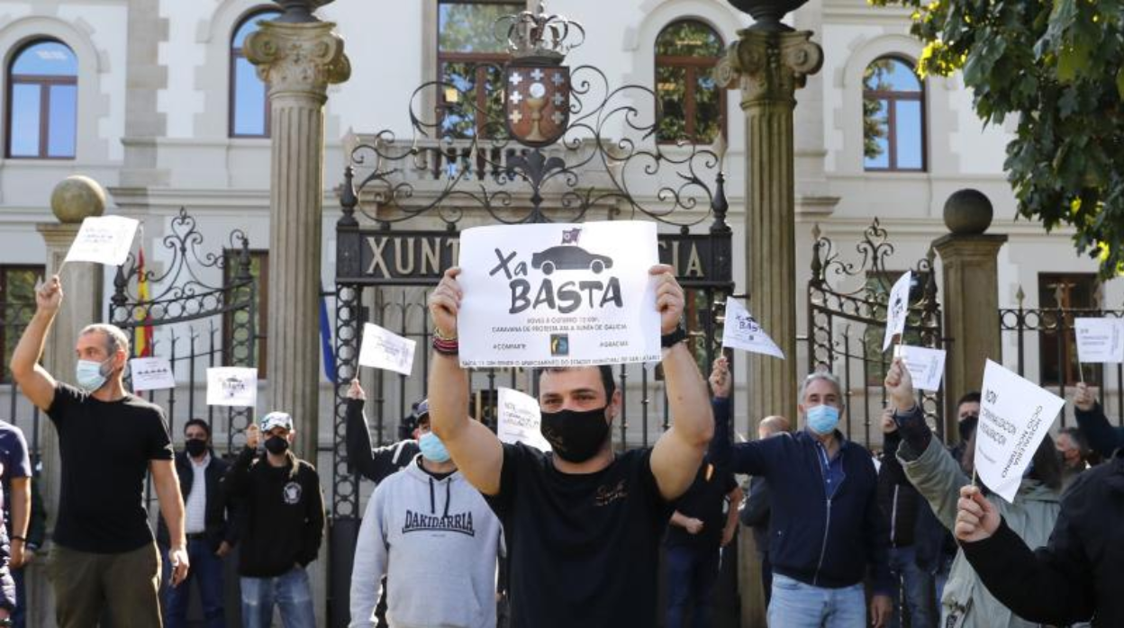 Protesta de empresarios del ocio nocturno frente a la Xunta, hace unos días