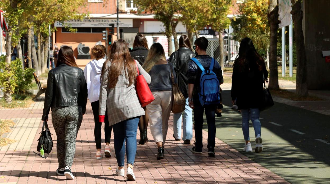 Jóvenes paseando por Salamanca