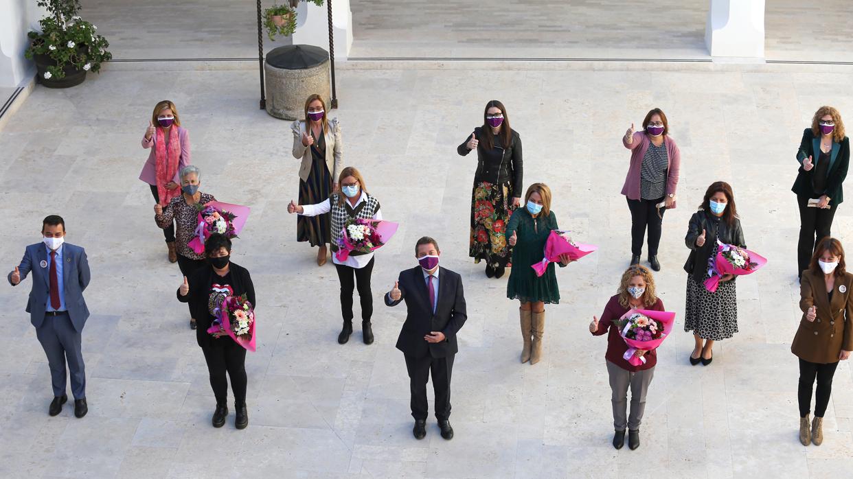 Foto de familia en el Palacio de Fuensalida con el presidente regional y las mujeres galardonadas este jueves en el Día de la Mujer Rural