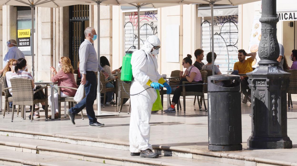 Imagen de archivo de los trabajos de desinfección en el centro de Valencia