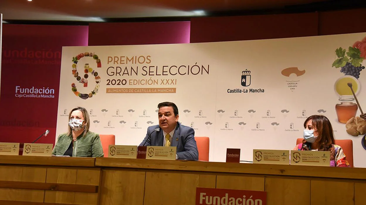El consejero de Agricultura, Agua y Desarrollo Rural, Francisco Martínez Arroyo presenta los galardones