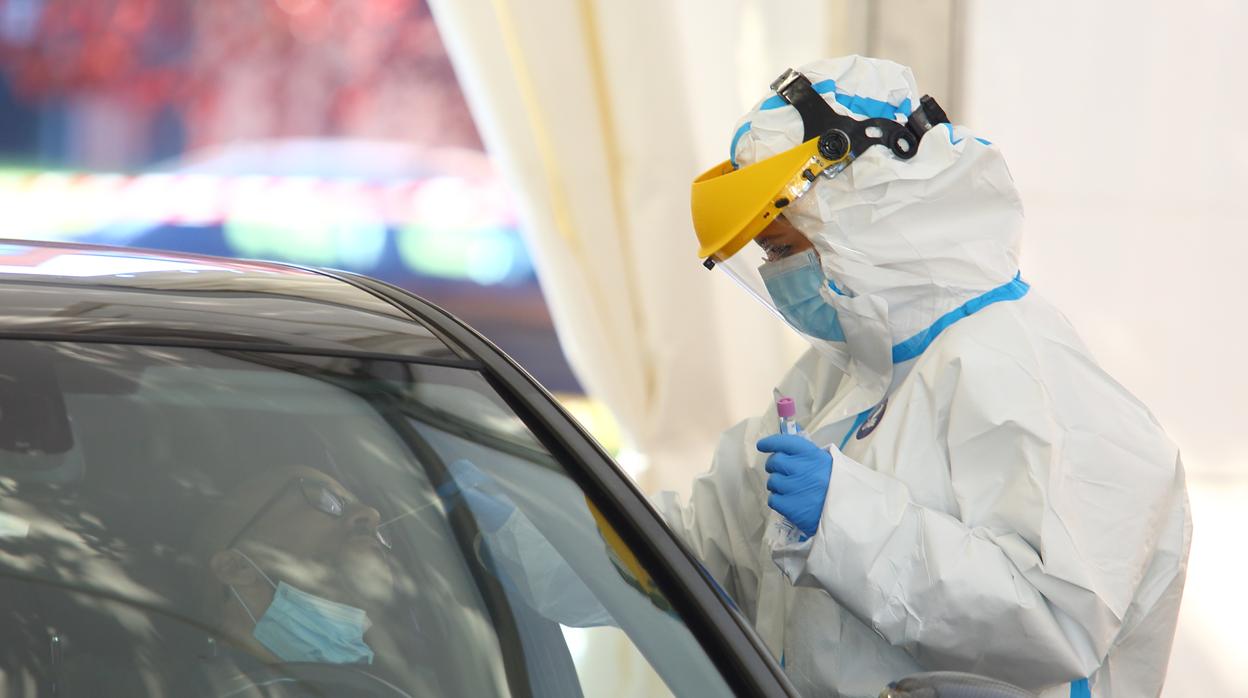 Carpa para hacer PCR instalada en el Hospital del Bierzo