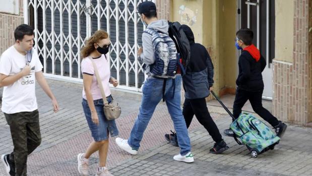 El Ayuntamiento de Alicante estudia reforzar la limpieza en los colegios por el coronavirus