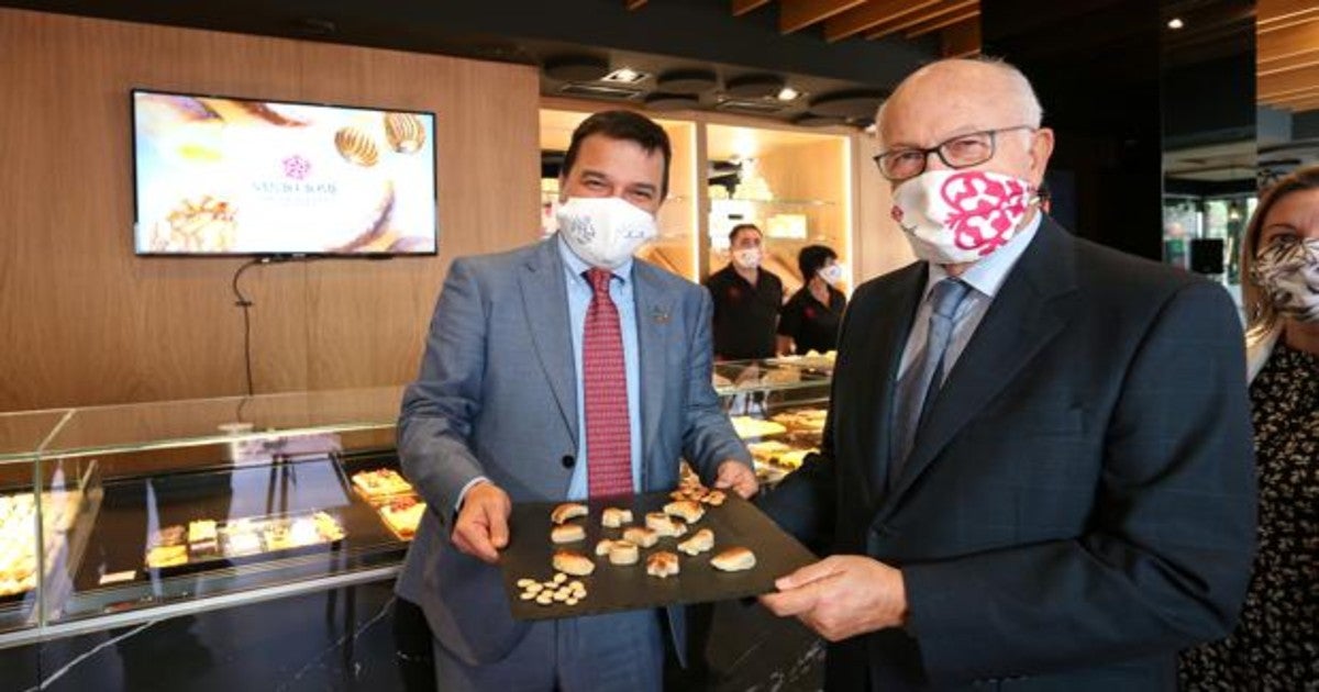 Juan Ignacio de Mesa y Francisco Martínez Arroyo en la presentación del mazapán sin gluten