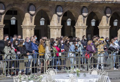 Llegada de curiosos a la Plaza Mayor para ver la grabación del programa