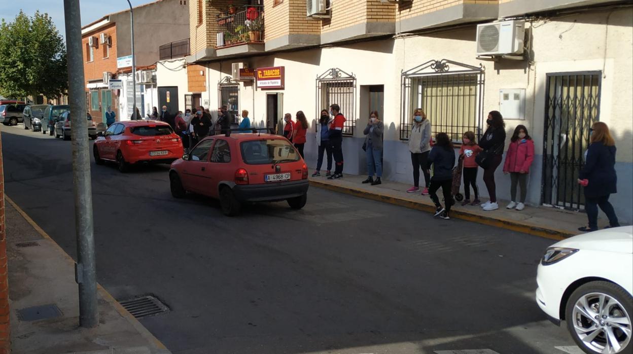 Vecinos de Argés esperan turno, este sábado por la mañana, para recoger agua embotellada en la oficina de Aqualia