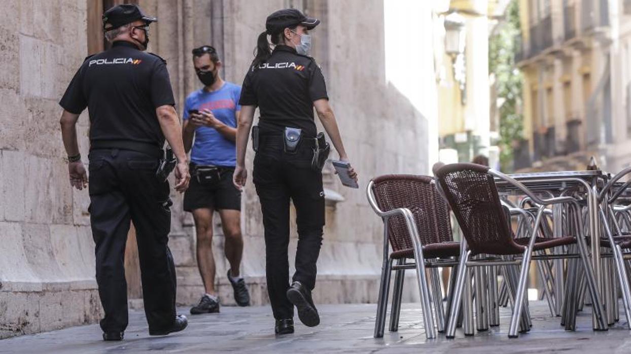 Dos policías nacional patrullando por Valencia