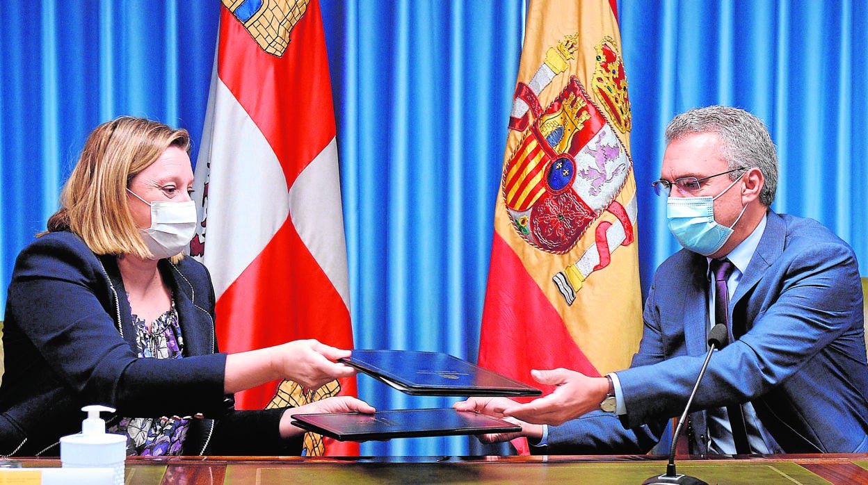 Isabel Blanco y Javier Izquierdo, este viernes en la firma del protocolo