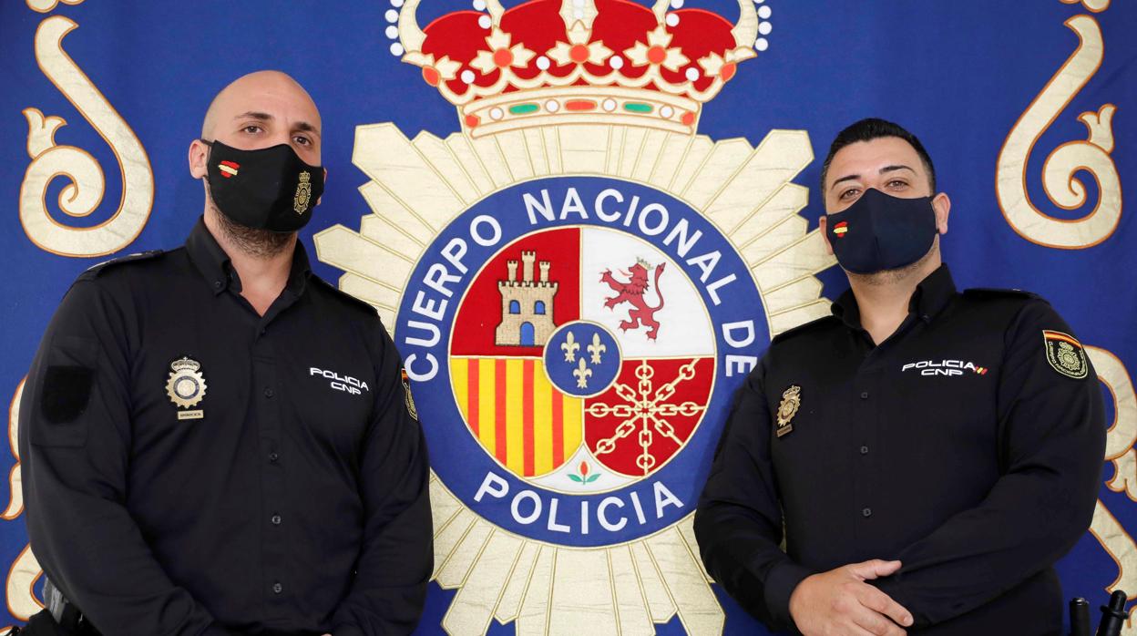 Imagen de los dos agentes que salvaron la vida a una niña de dos años en Valencia