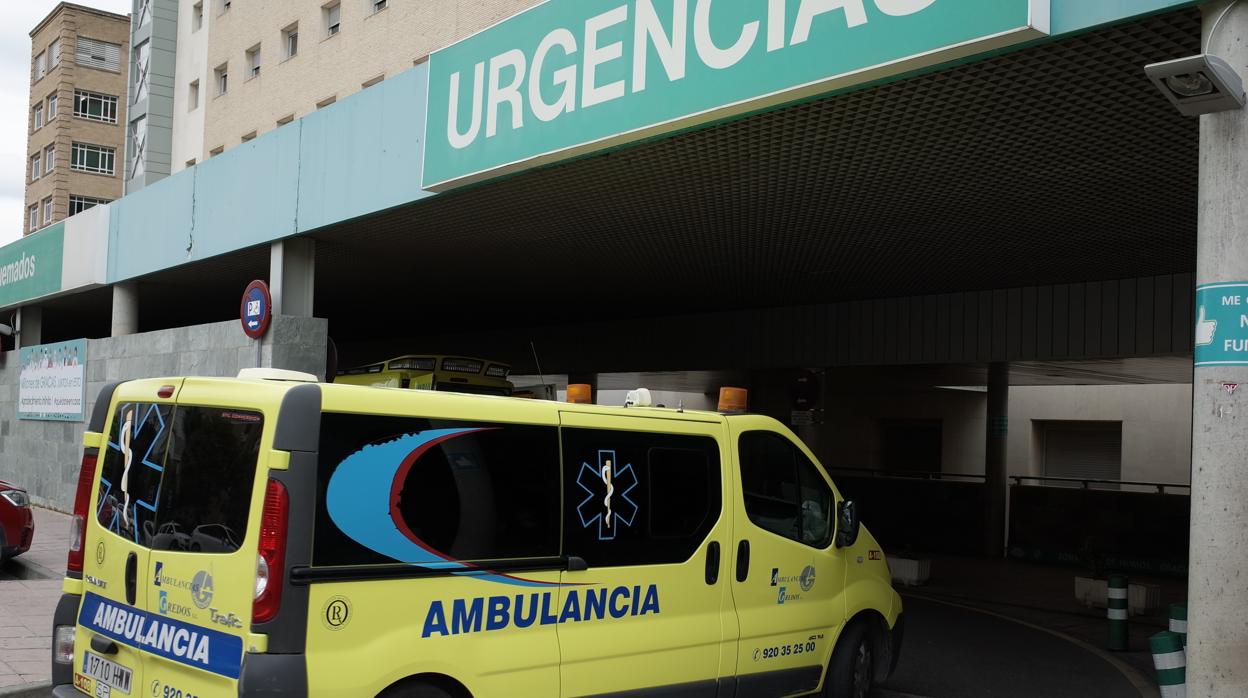 Ambulancia entrando en las Urgencias del hospital Miguel Servet de Zaragoza