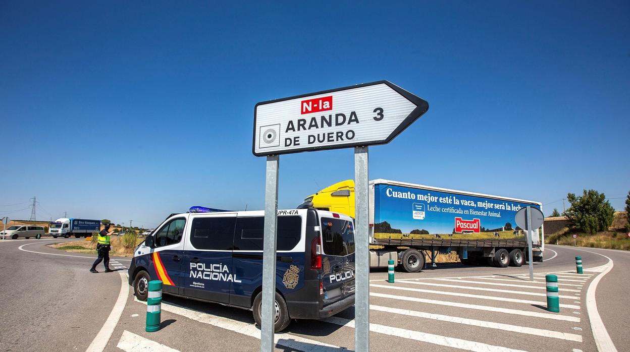 Agentes de la Policía Nacional vigilan una de las entradas de Aranda de Duero durante su primer confinamiento