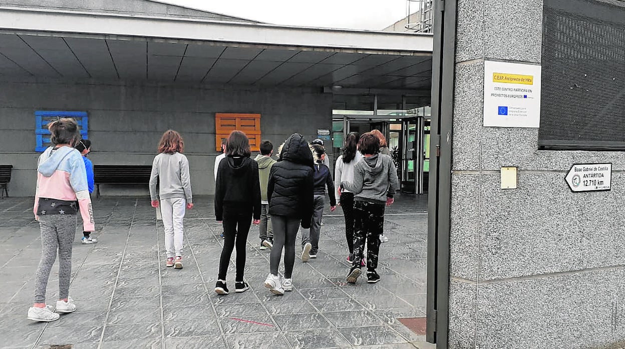 Un grupo de alumnos entra al colegio Arcipreste de Hita, en la localidad segoviana de El Espinar