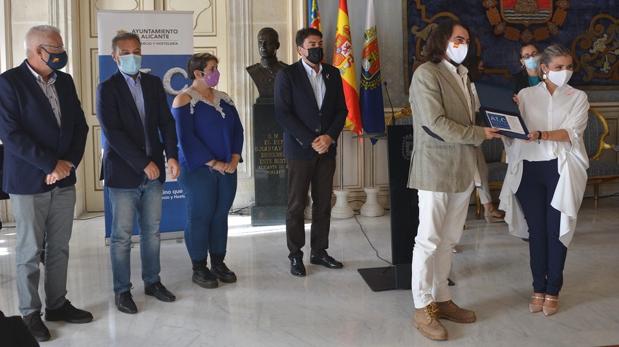 El Ayuntamiento reconoce el trabajo de los restaurantes con 24 distintivos «Alicante Ciudad del Arroz»