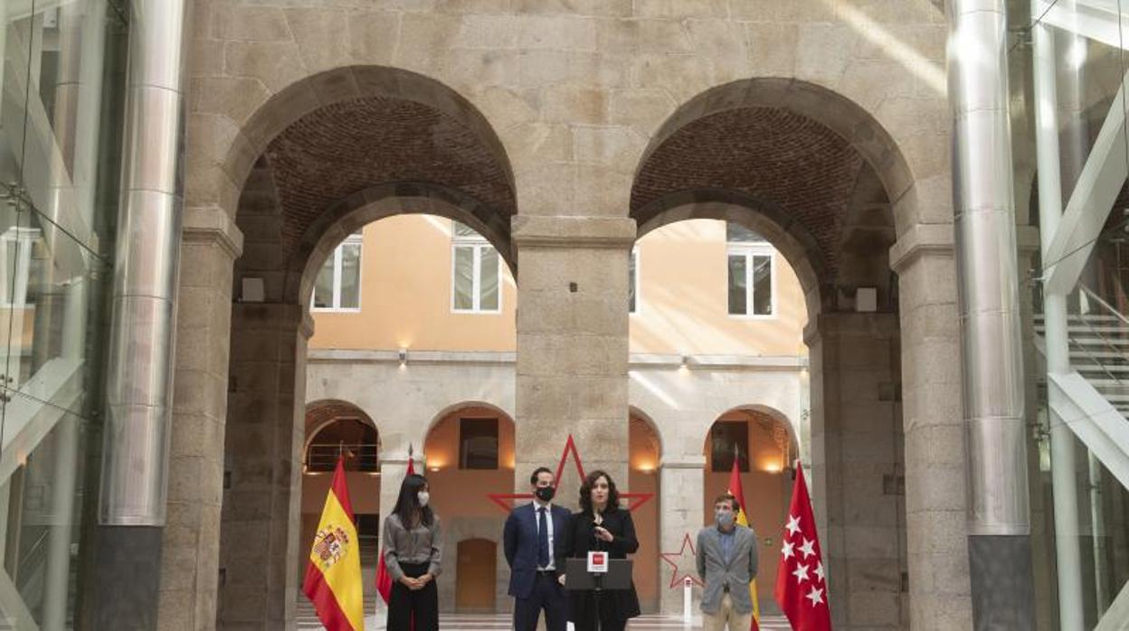 Isabel Díaz Ayuso junto con Ignacio Aguado, José Luis Martínez-Almeida y Begoña Villacís, ayer, en la Real Casa de Correos