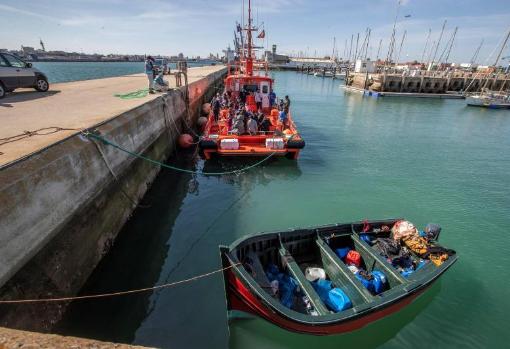 Las zonas que no están acostumbradas a recibir un aluvión de pateras son las que más sufren ante llegadas masivas