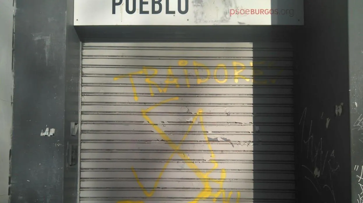La fachada de la sede del PSOE de Burgos amanece con pintadas con frases como «traidores» o «Juden Raus»