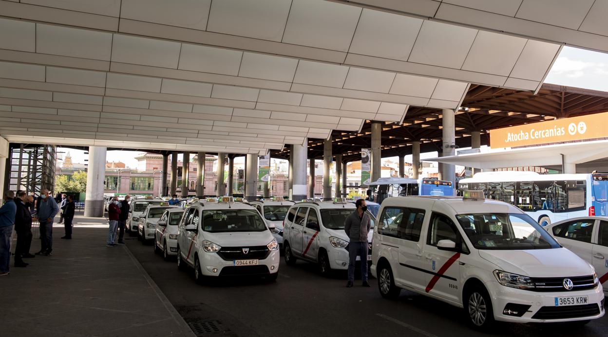 Larga fila de taxis, a las puertas de Atocha, esperando que llegue algún AVE