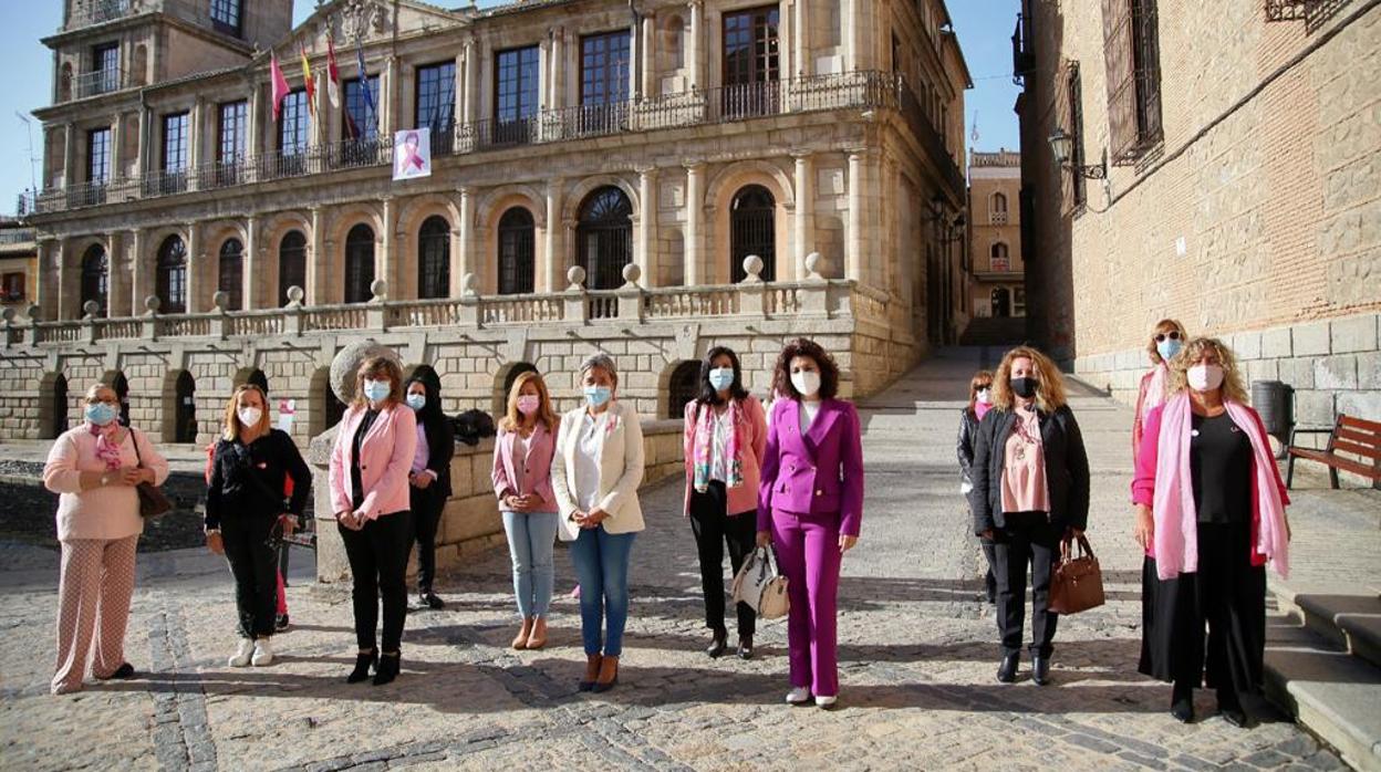 Tolón con el resto de mujeres participantes en la jornada que conmemora el Día Mundial contra el Cáncer de Mama