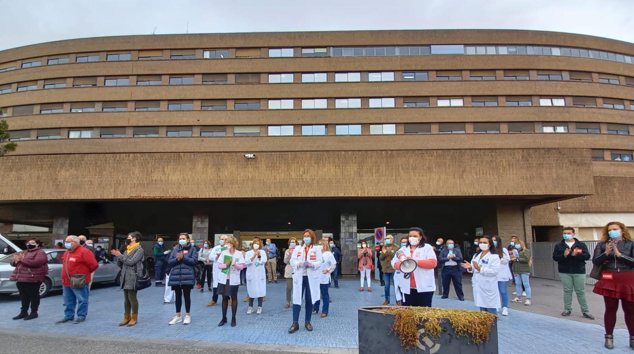 Concentración de profesionales sanitarios a las puertas del hospital de Albacete