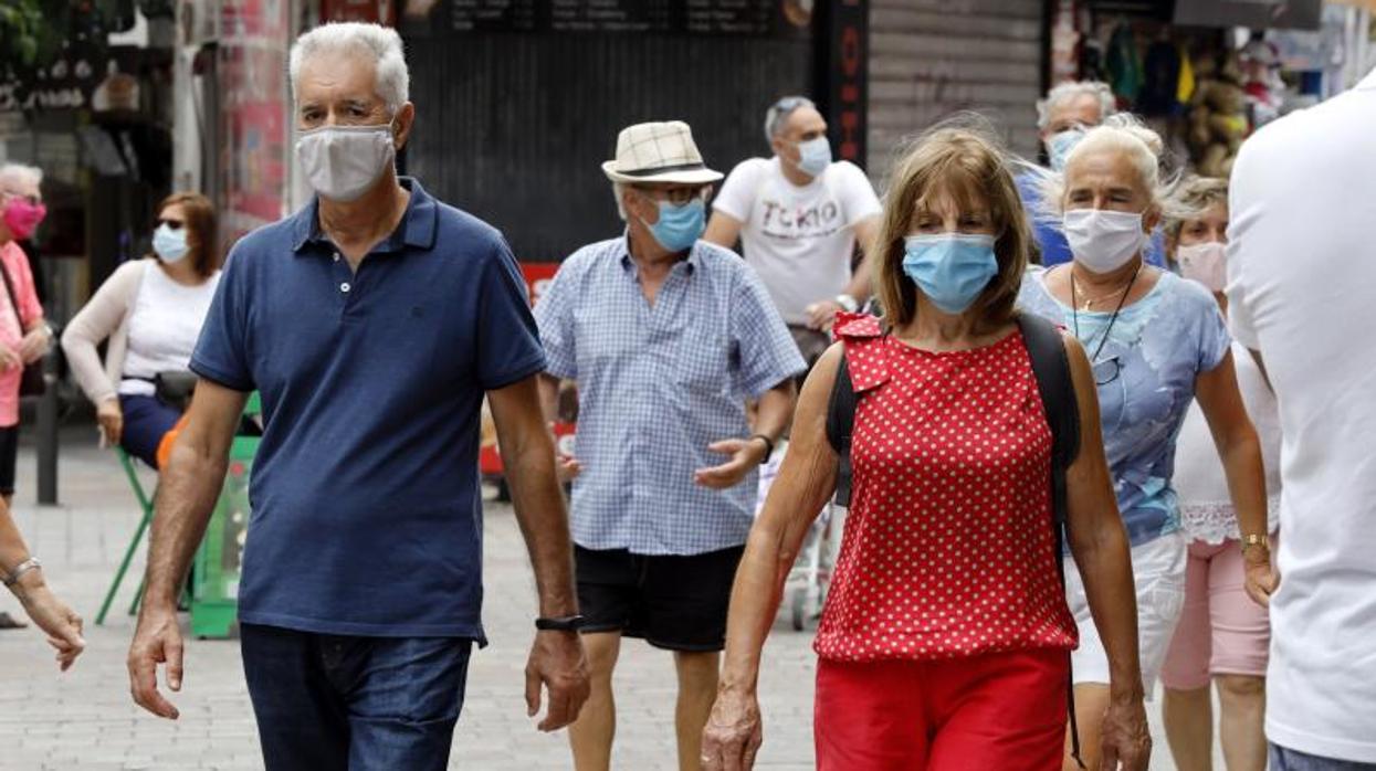 Turistas paseando por una calle de Benidorm