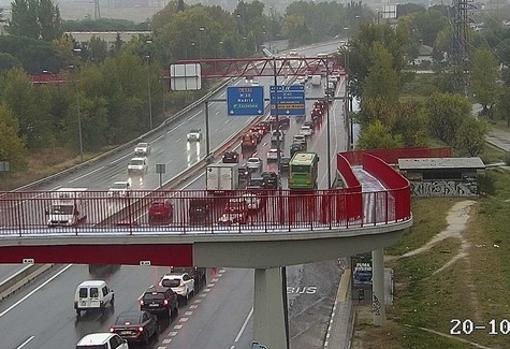 Vista de la M-607, la carretera de Colmenar, colapsada en sentido entrada a Madrid