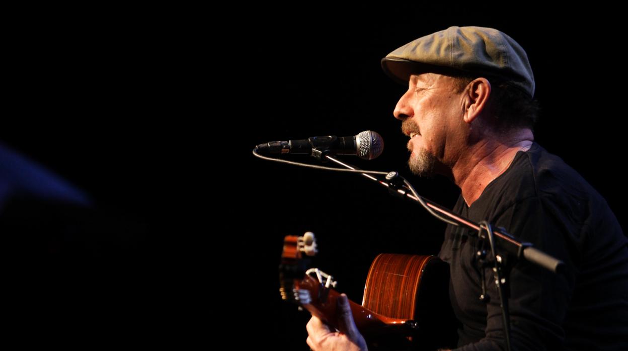 El artista Javier Ruibal, durante un concierto